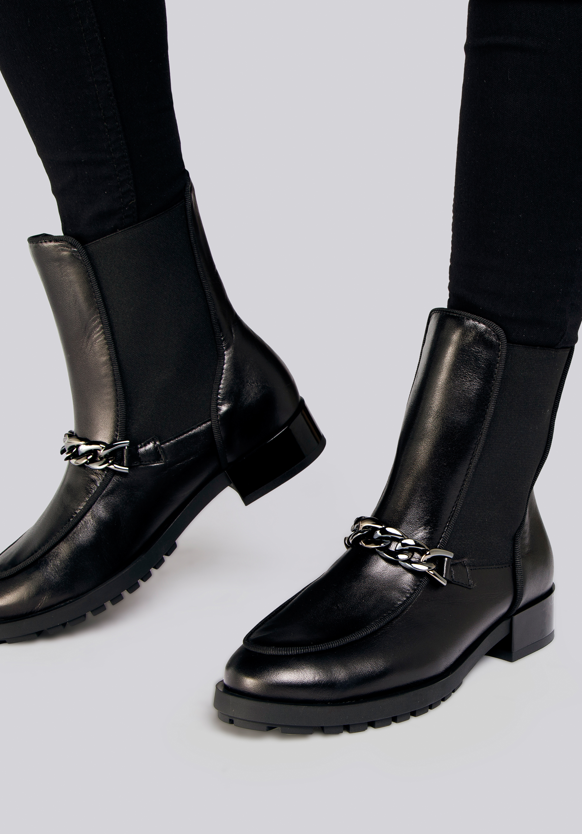 Stiefelette mit Gummizügen und Kette