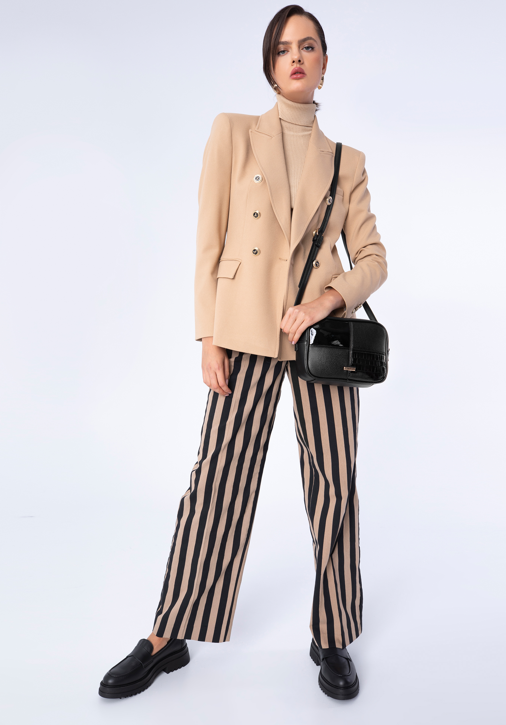 Umhängetasche für Damen aus Öko-Leder mit lackierten Einsätzen, schwarz, 97-4Y-622-1, Bild 1