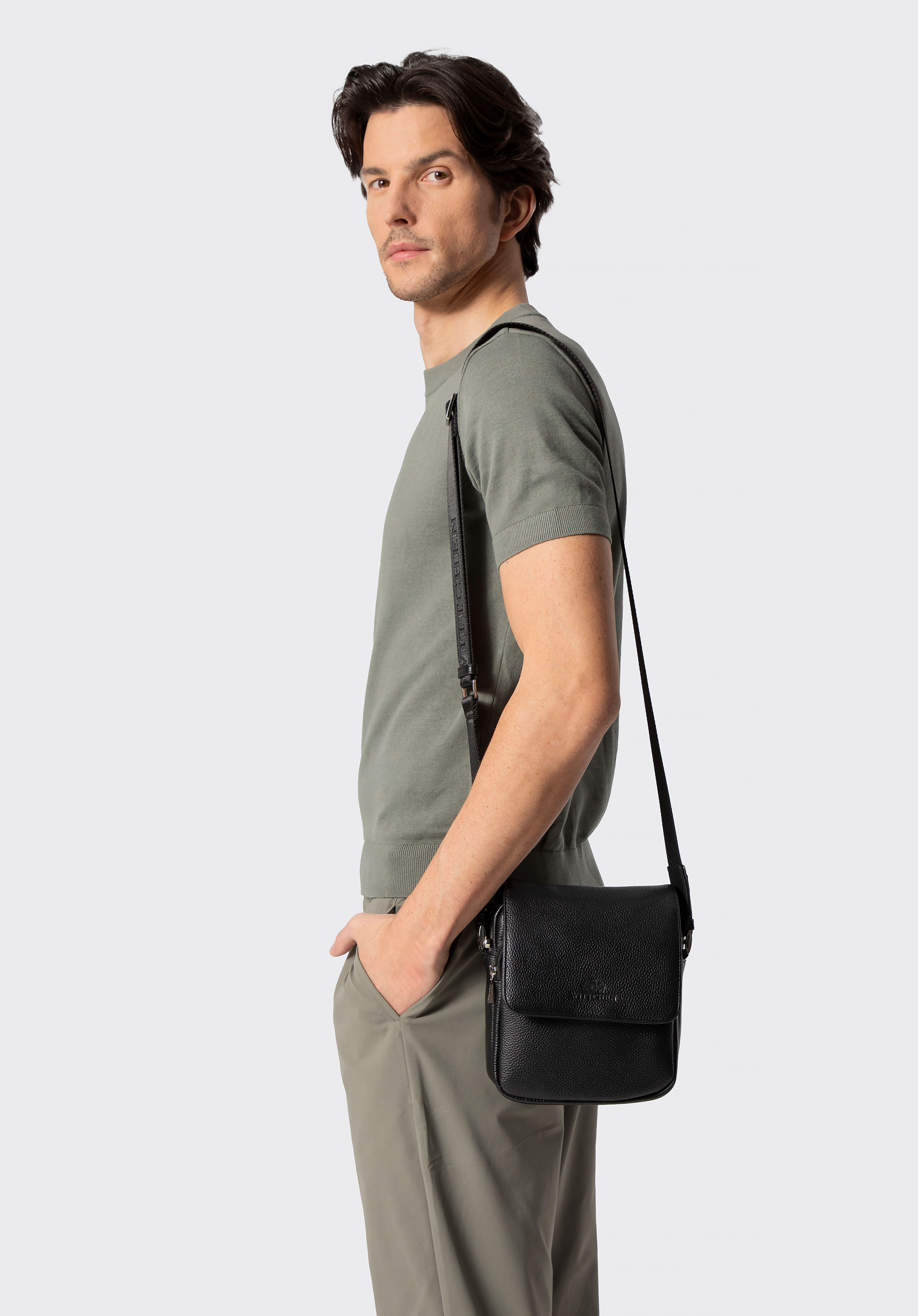 Umhängetasche für Herren mit Klappe, schwarz, 29-4U-308-1, Bild 1