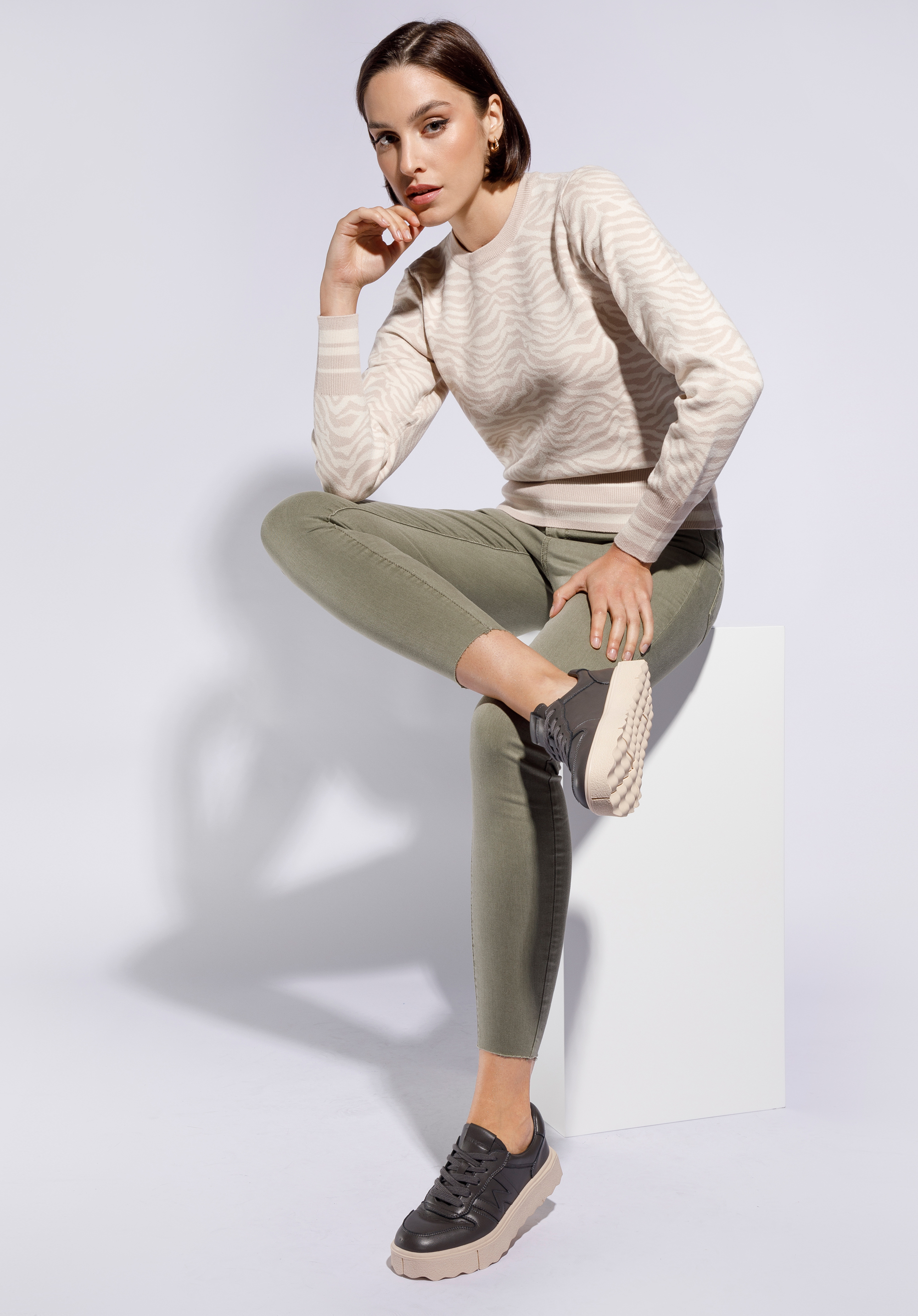 Sneakers für Damen aus Leder mit dem Buchstabe ''W''