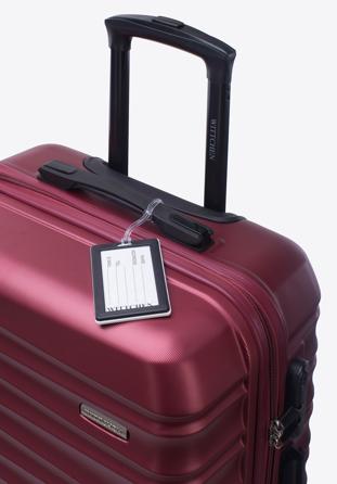 Közepes méretű bőrönd, poggyászcímkével