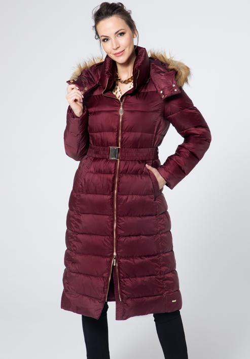 Női steppelt téli kabát szőrmés kapucnival, sötét vörös, 95-9D-400-Z-3XL, Fénykép 4