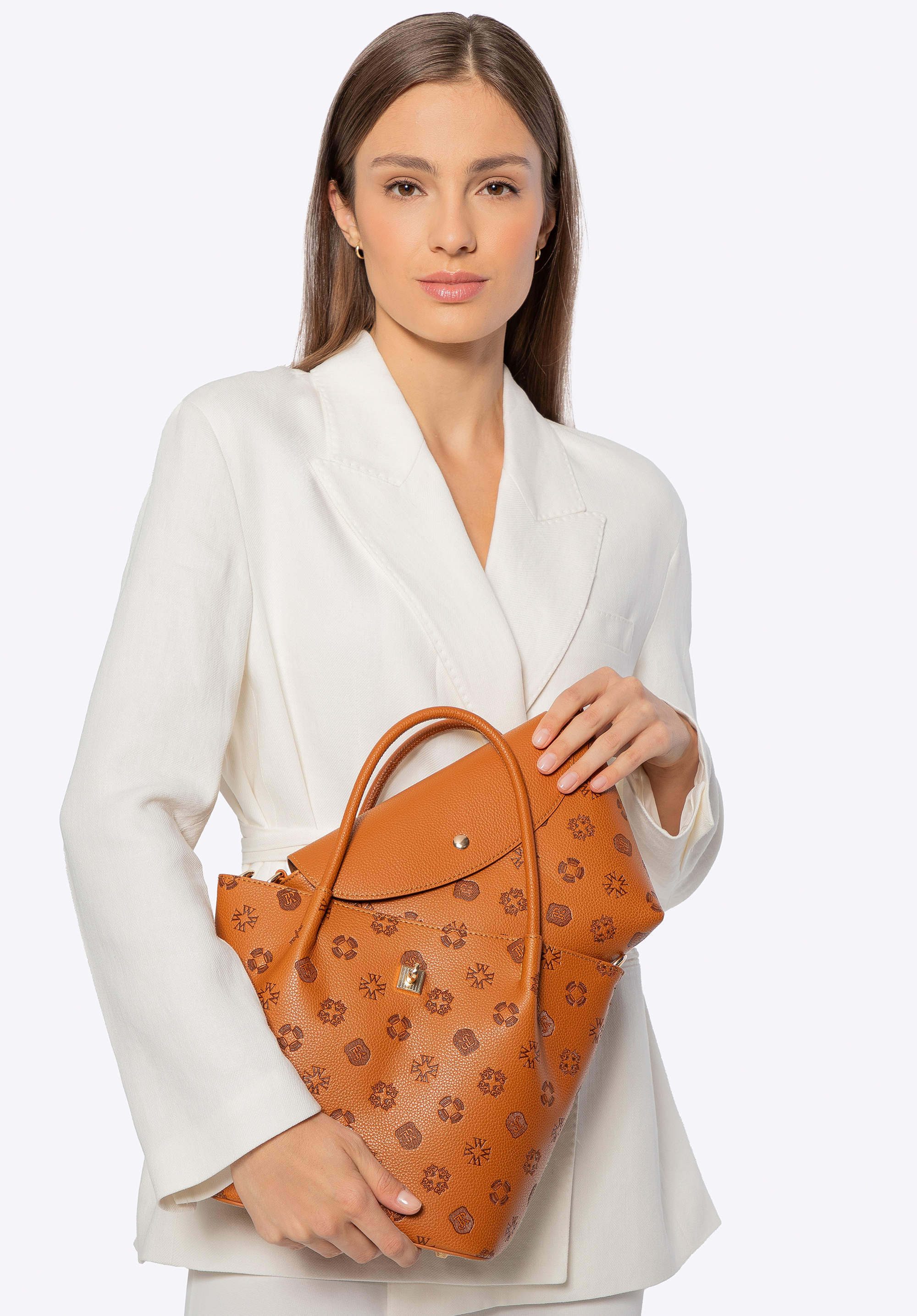 Dámska koženková kabelka s reliéfnym monogramom