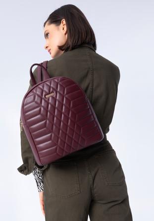 Női hátizsák steppelt ökobőrből geometrikus mintával