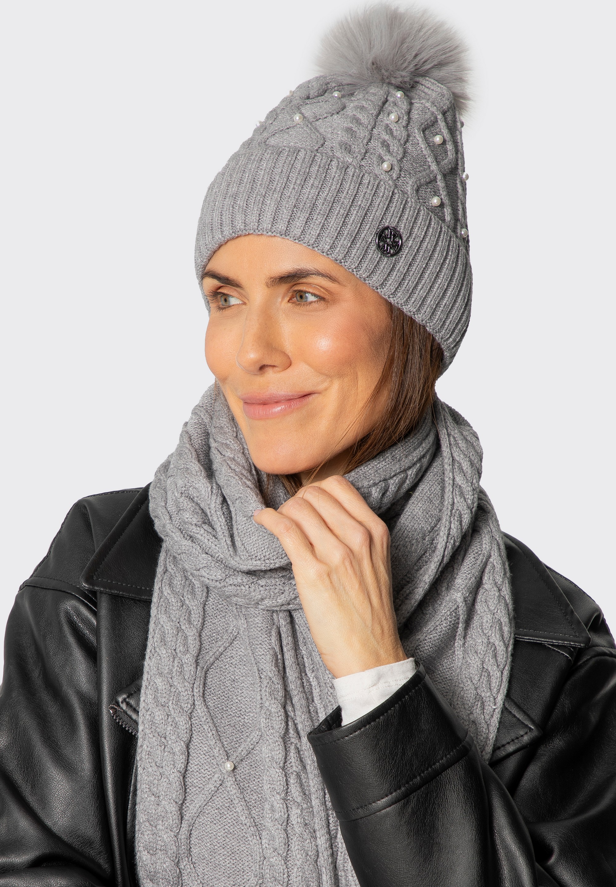 Női téli szett gyöngyökkel díszített sapka és sál szürke