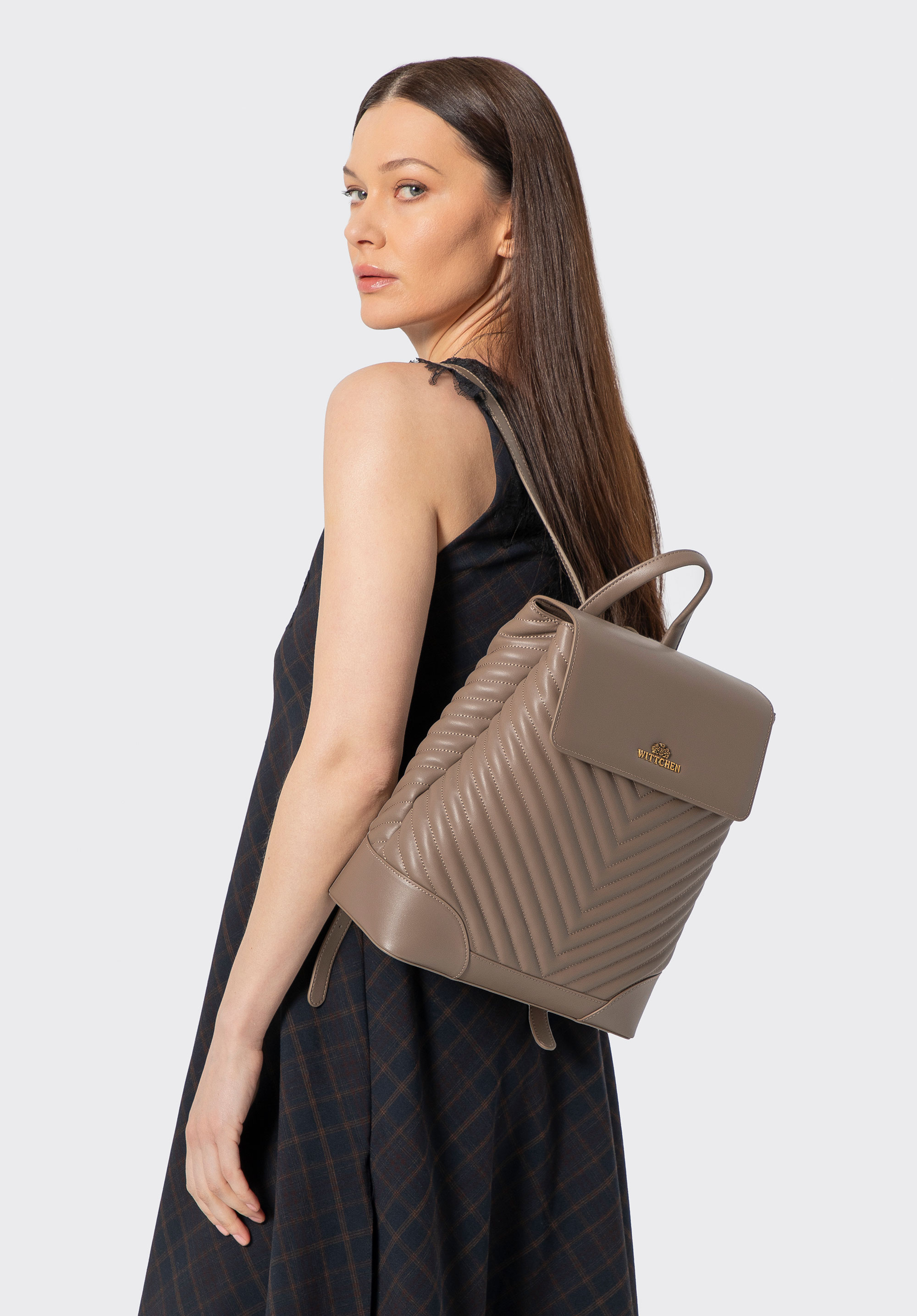 Dámský kožený batoh s prošívanými detaily, tmavě béžová, 102-4E-206-9, Obrázek 1