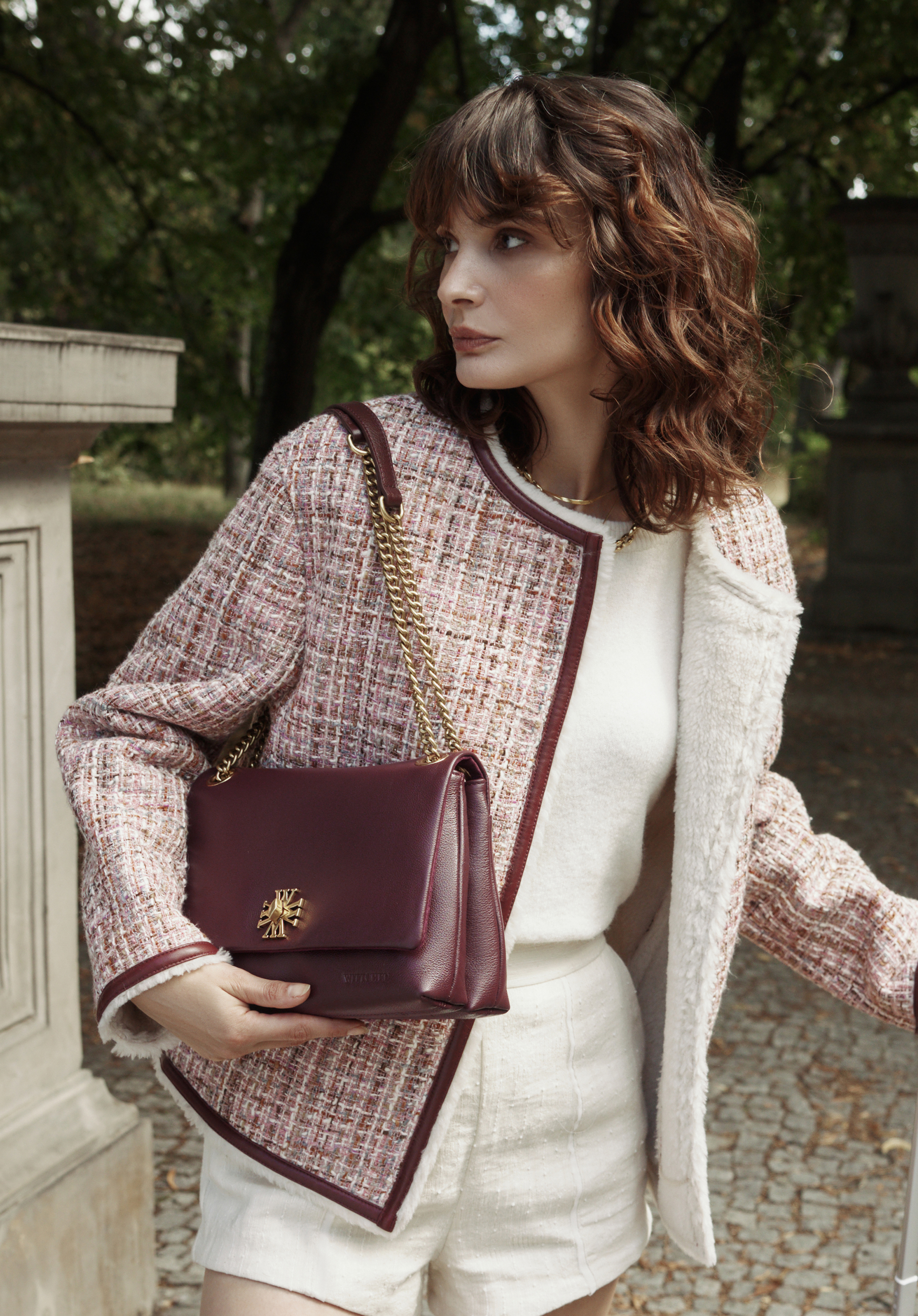 Dámská kožená crossbody kabelka s řetízkem