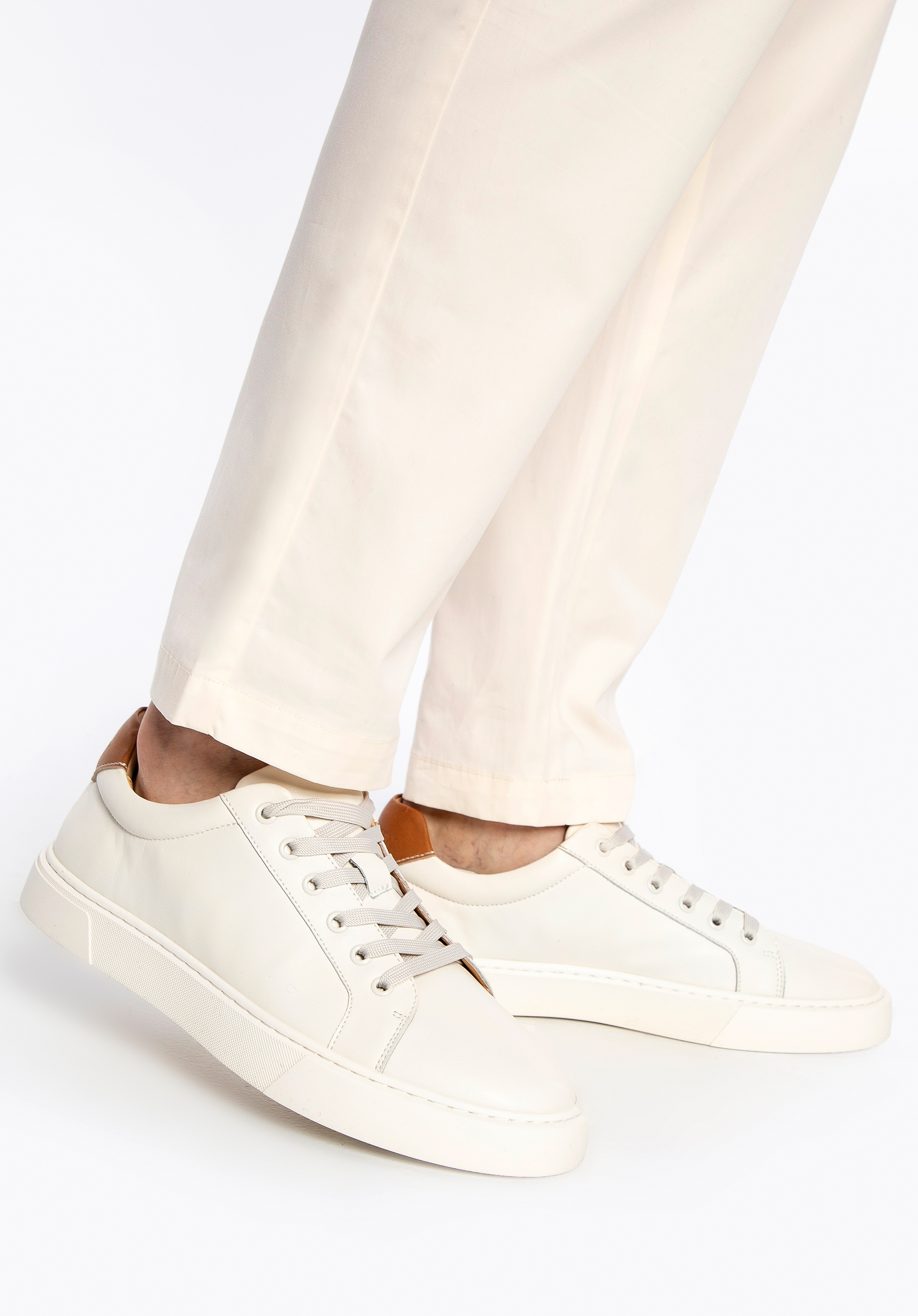 Zweifarbige Herren-Sneakers aus Leder, weiß-braun, 100-M-700-5-45, Bild 1