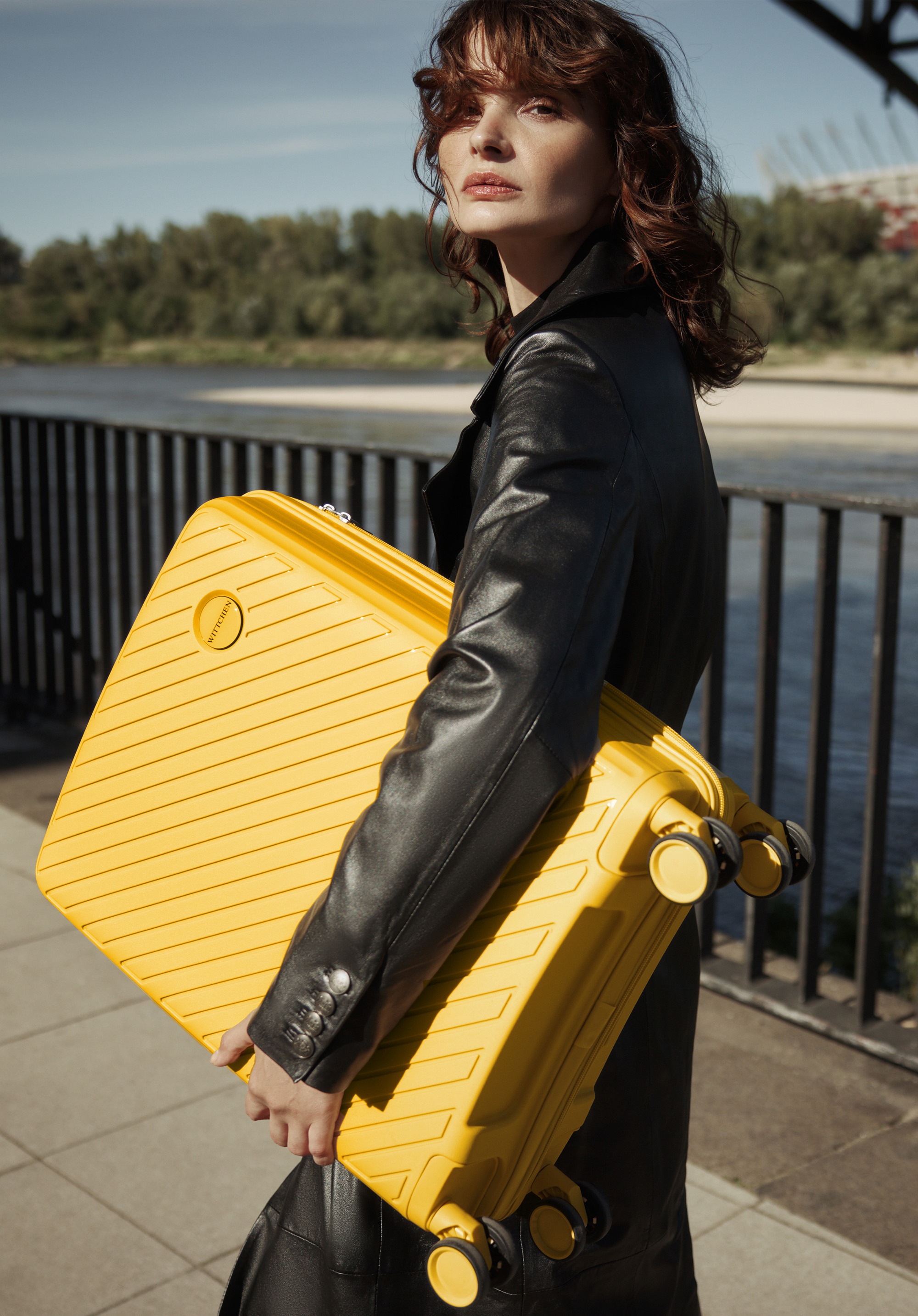 Střední polypropylenový kufr s reliéfními pruhy, žlutá, 56-3T-202-50, Obrázek 1