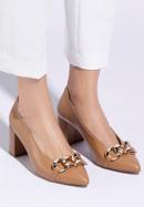 Leather classic court shoes with chain detail, brown, 96-D-502-1-37, Photo 15
