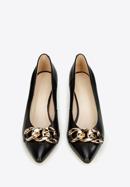 Leather classic court shoes with chain detail, black, 96-D-502-3-38, Photo 2