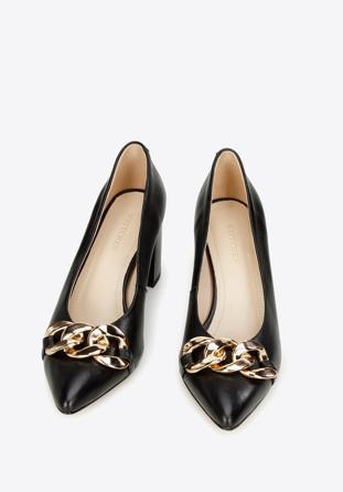 Leather classic court shoes with chain detail, black, 96-D-502-1-39, Photo 1
