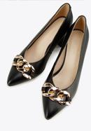 Leather classic court shoes with chain detail, black, 96-D-502-5-35, Photo 7