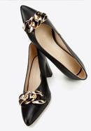 Leather classic court shoes with chain detail, black, 96-D-502-3-39, Photo 8