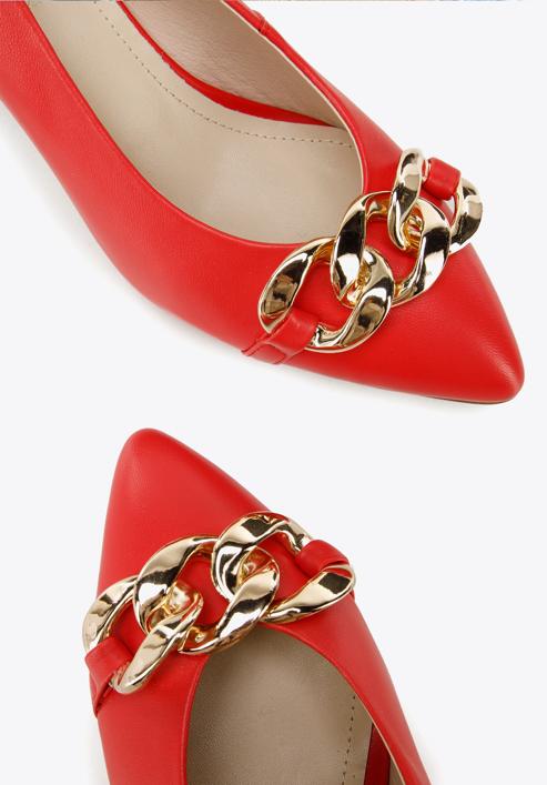 Leather classic court shoes with chain detail, red, 96-D-502-1-37, Photo 8