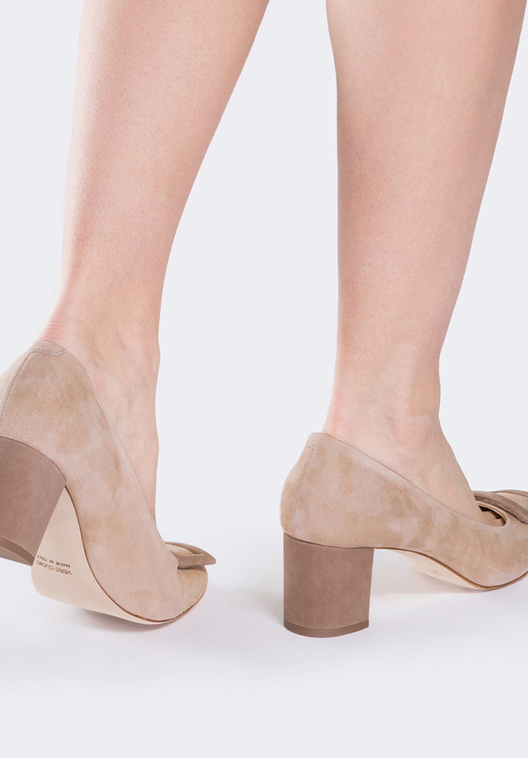 Czółenka zamszowe z prostokątną klamrą, jasny beż, 88-D-104-9-35, Zdjęcie 1