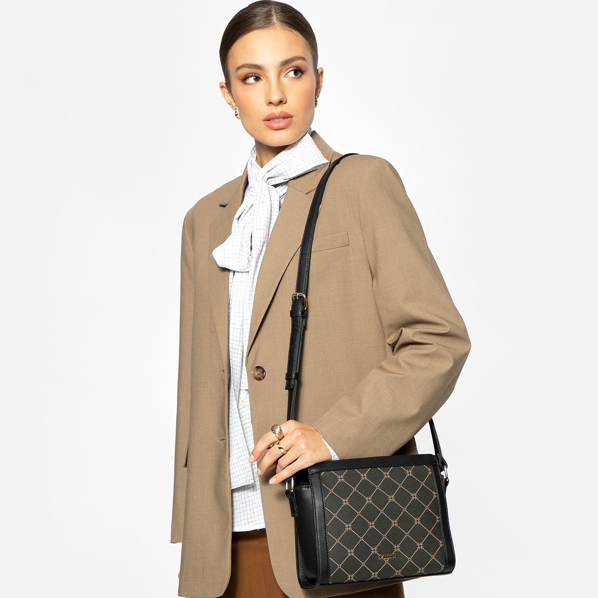 Čierna crossbody kabelka s monogramom 99-4Y-501-1, Vyberte variant čierna
