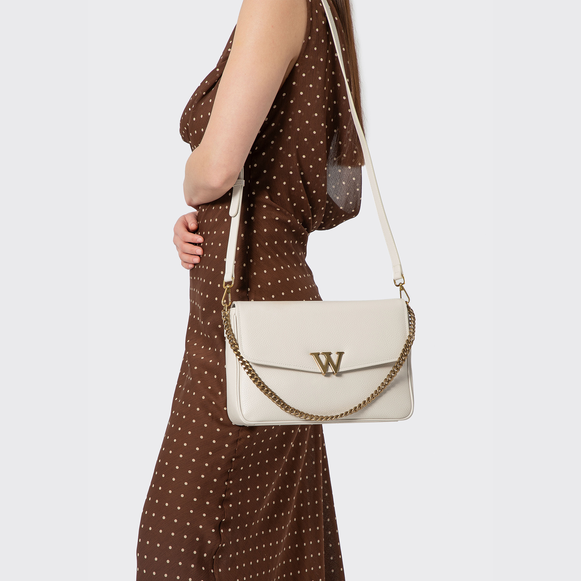 Dámska crossbody z kože s dekoratívnym zapínaním krémová 100-4E-213-0, Vyberte variant krémová