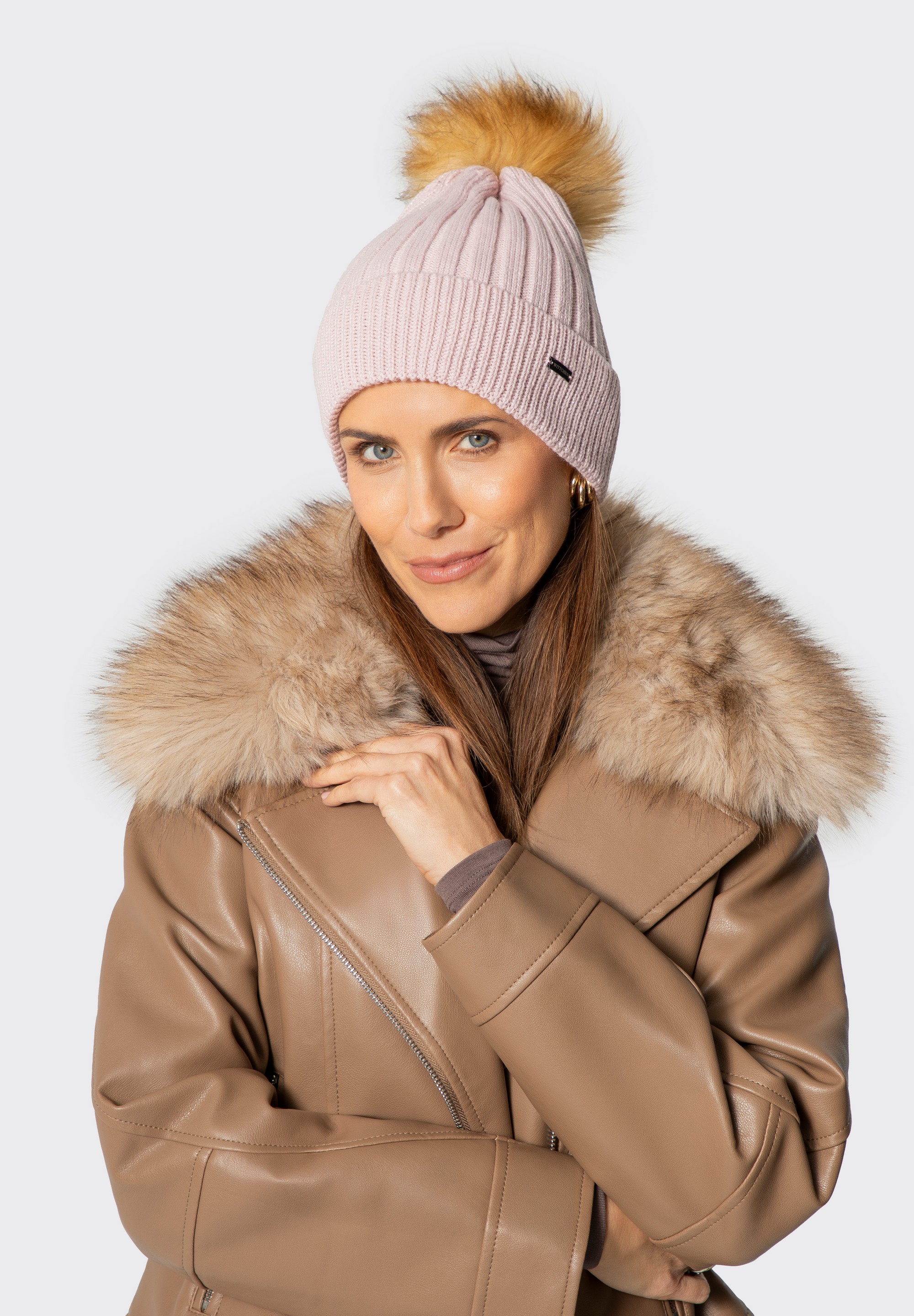 Damska czapka z błyszczącą nitką, pudrowy róż, 97-HF-903-P, Zdjęcie 1