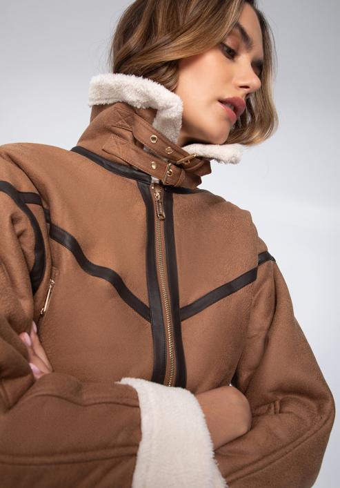 Damska kurtka podszyta sztucznym futerkiem oversize z paskiem, brązowy, 97-9P-106-5-M, Zdjęcie 8