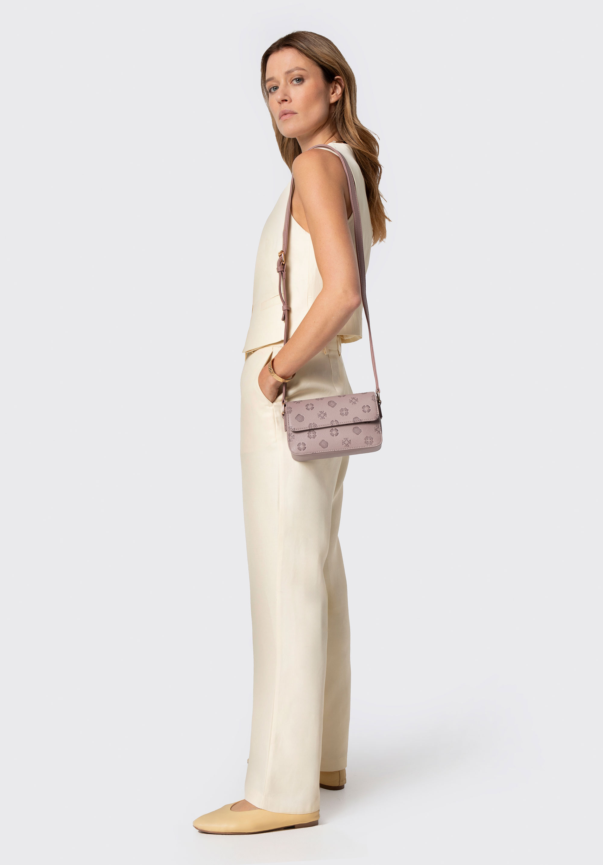 Damska listonoszka z ekoskóry z tłoczoną sygnaturą mała, zgaszony róż, 101-4Y-P07-P, Zdjęcie 1