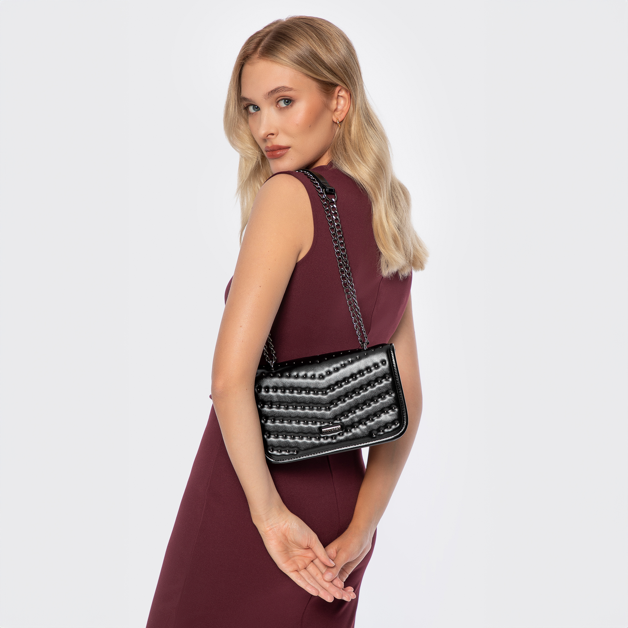 Čierno-grafitová crossbody kabelka z imitácie kože s retiazkou a ozdobnými cvokmi 101-4Y-428-G1, Vyberte variant čierno-grafitová