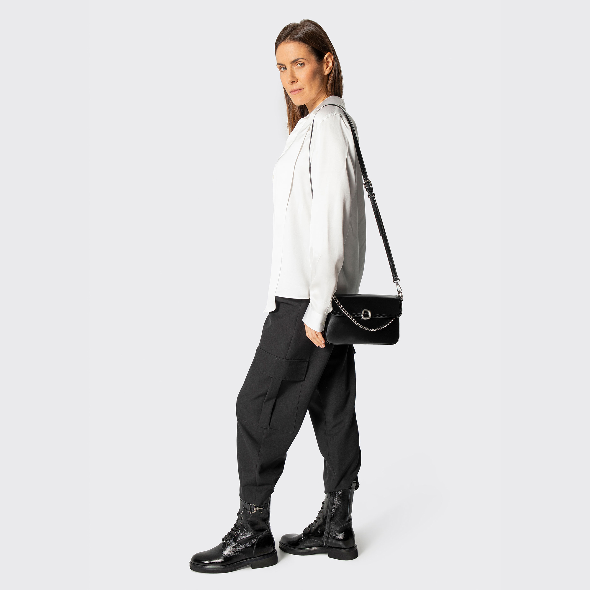 Crossbody kabelka z imitácie kože s retiazkou a klopou 101-4Y-435-1, Vyberte variant čierna