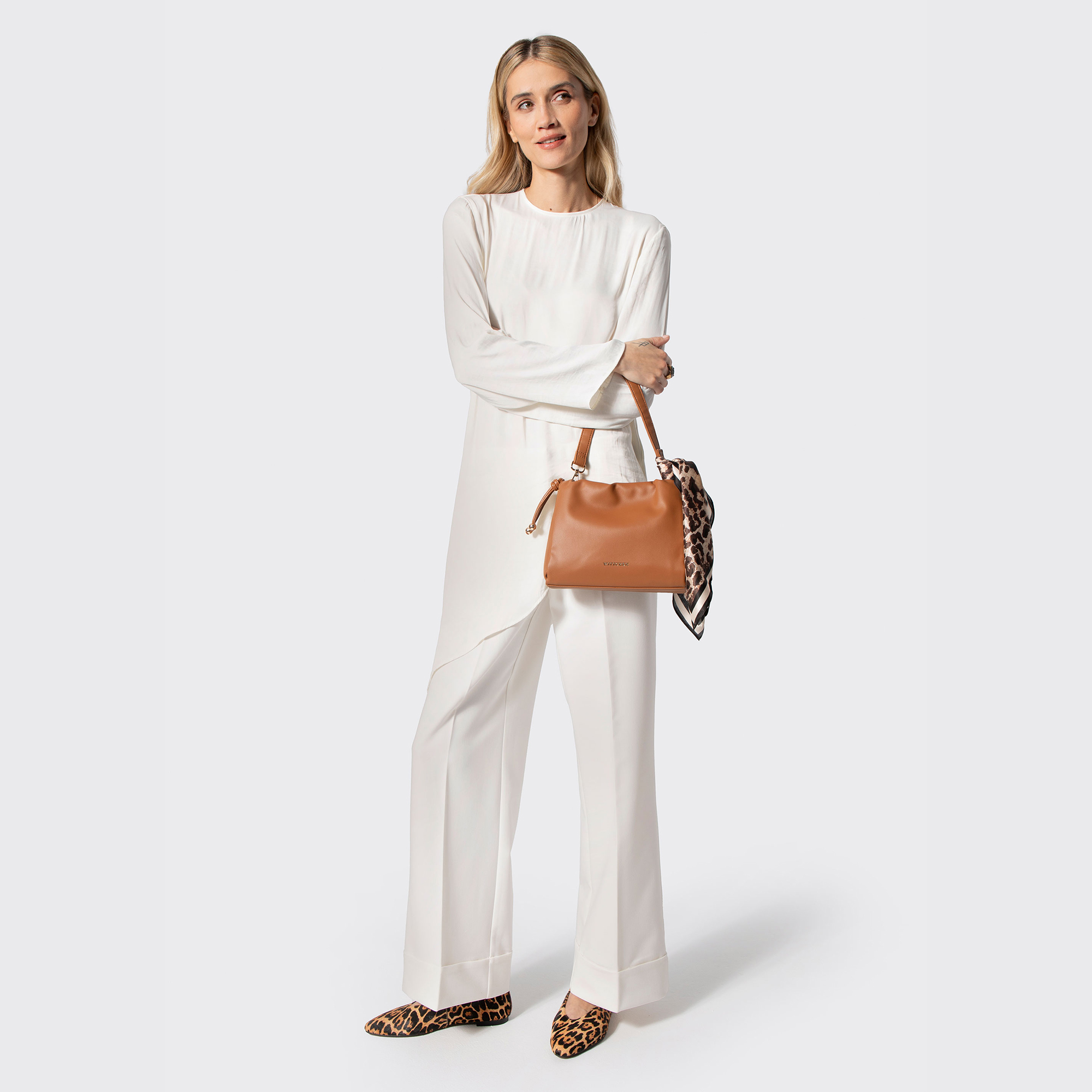 Svetlohnedá crossbody kabelka z imitácie kože so šnúrkami 102-4Y-406-5, Vyberte variant svetlohnedá