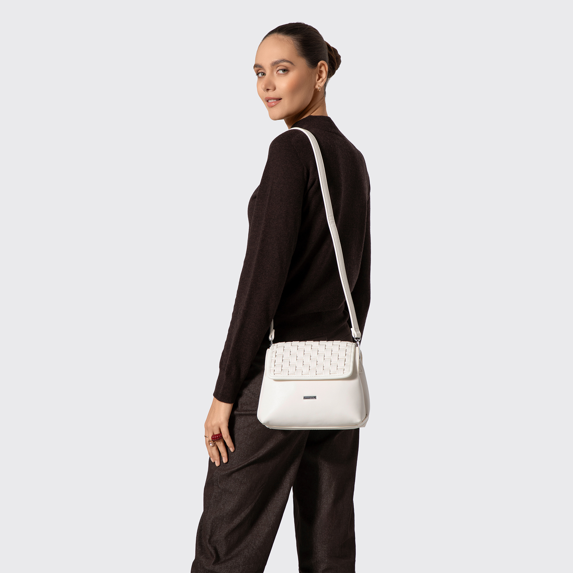Biela dvojkomorová crossbody kabelka s pleteným detailom a klopou 94-4Y-608-0, Vyberte variant biela