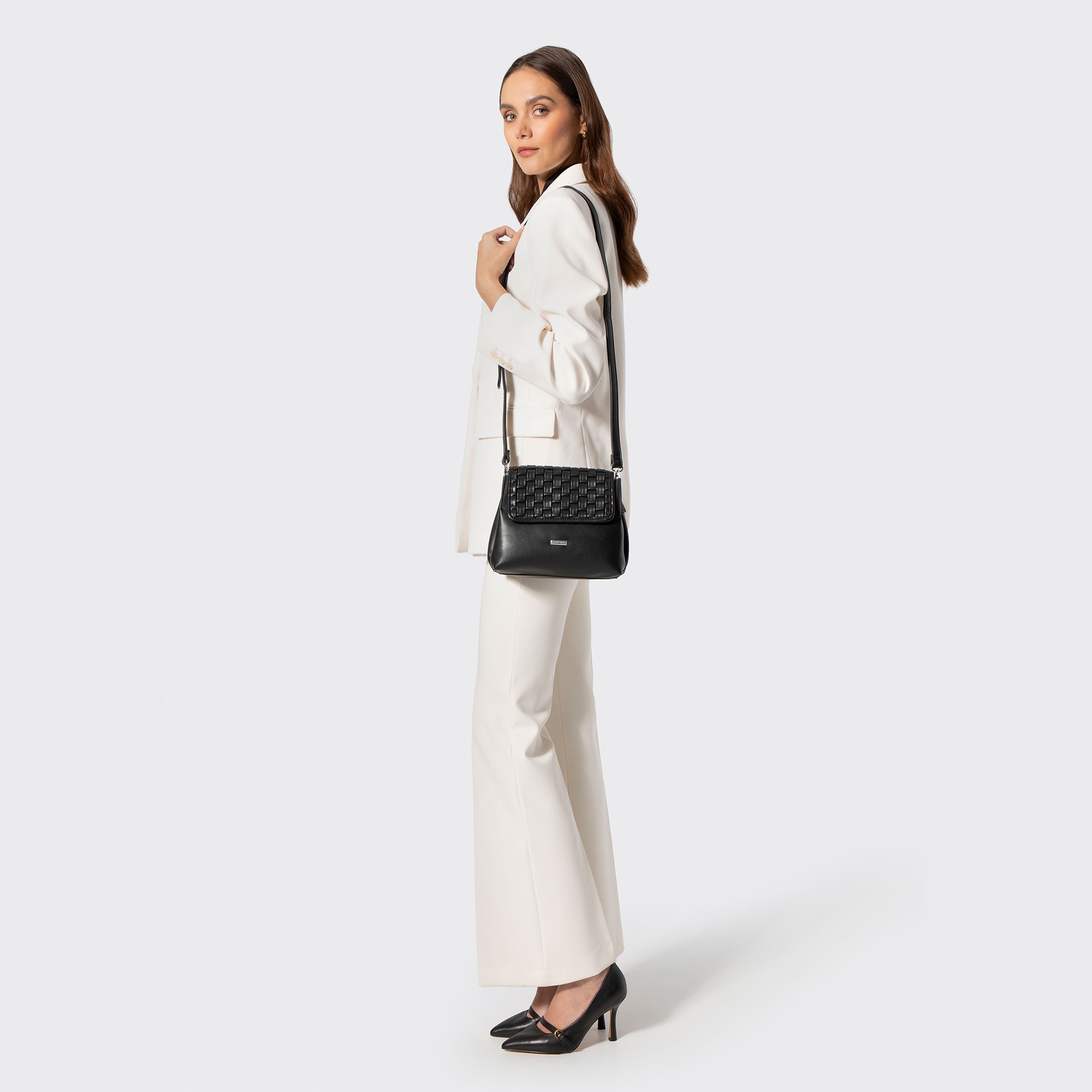 Čierna dvojkomorová crossbody kabelka s pleteným detailom a klopou 94-4Y-608-1, Vyberte variant čierna