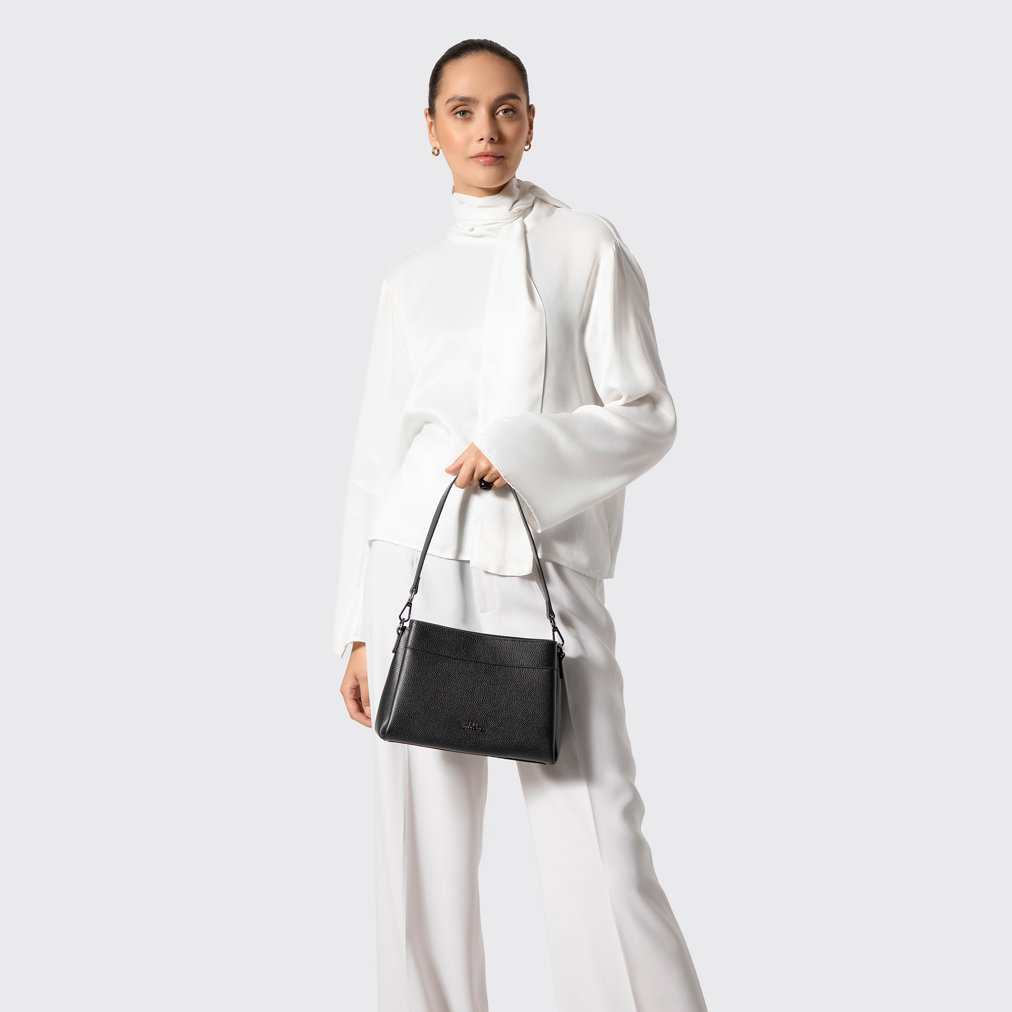 Čierna dámska crossbody kabelka Wittchen z prírodnej kože s elegantným dizajnom, Vyberte variant čierno-grafitová