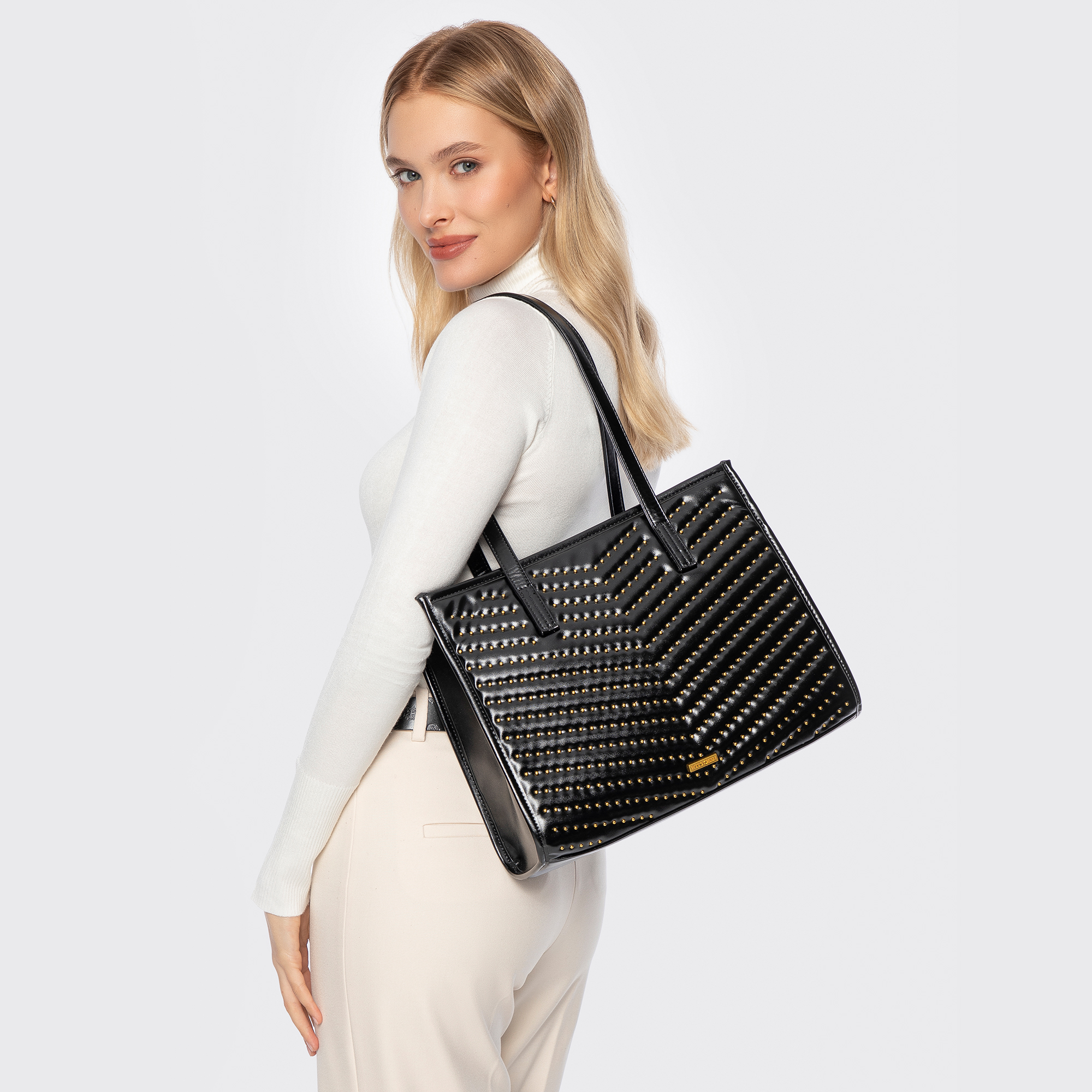Dámska shopper kabelka z ekologickej kože čierno-zlatá s ozdobnými nitmi 101-4Y-427-1G, Vyberte variant čierno-zlatá