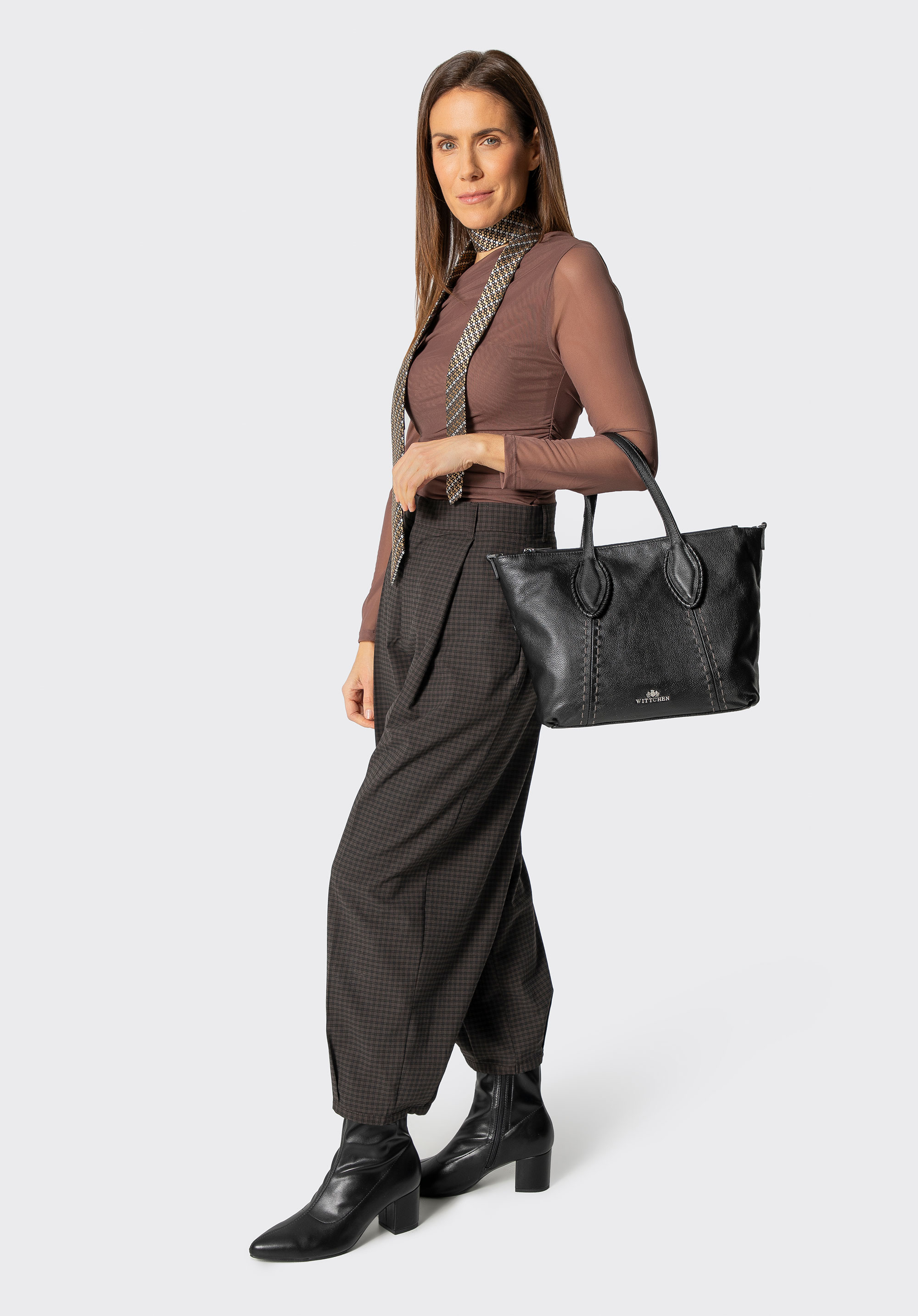 Damska shopperka ze skóry naturalnej w dekoracyjne przeszycia, czarny, 101-4E-808-1, Zdjęcie 1