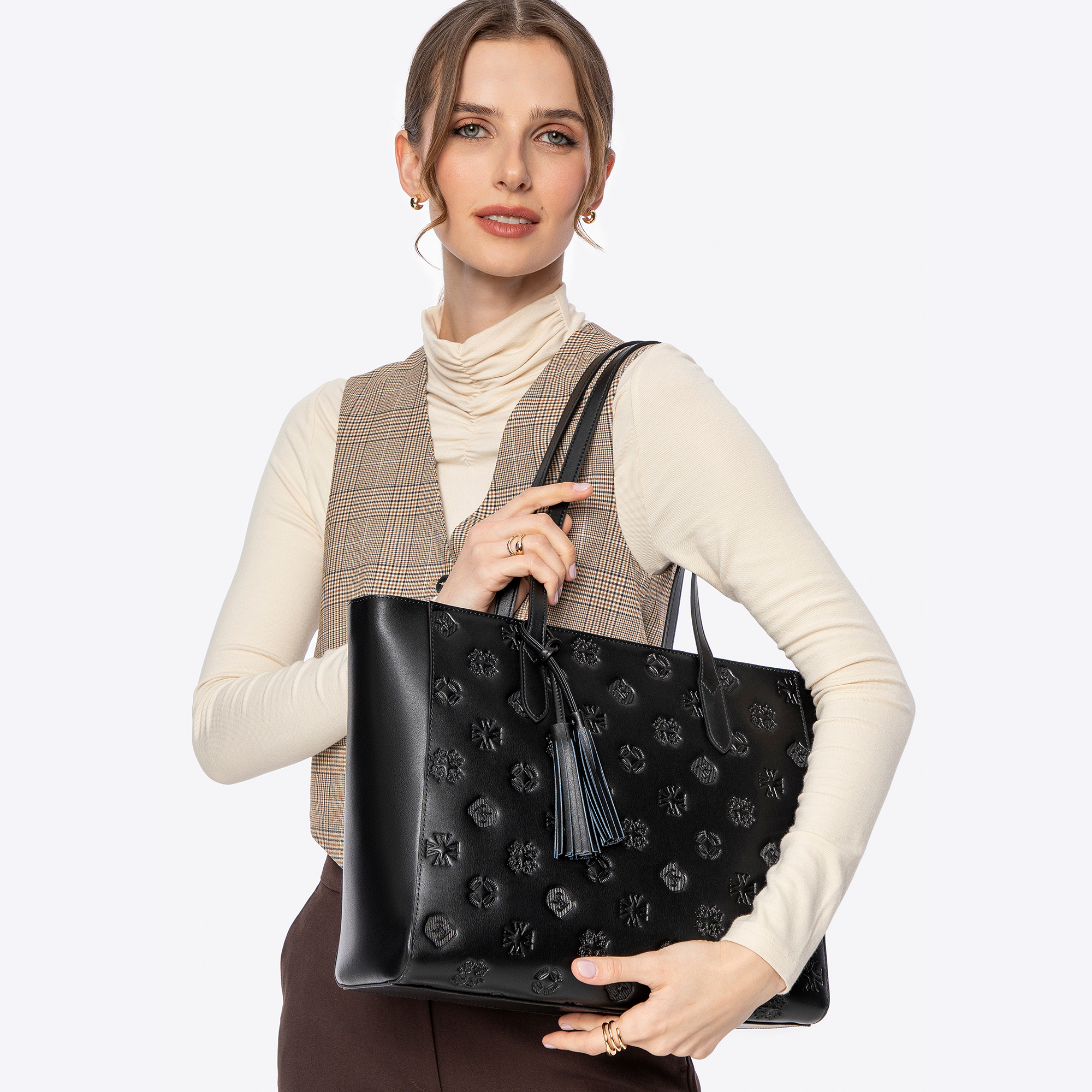 Dámska shopperka z kože so vzorom (sygnatúrou) čierno-zlatá 100-4E-611-1G, Vyberte variant čierno-zlatá
