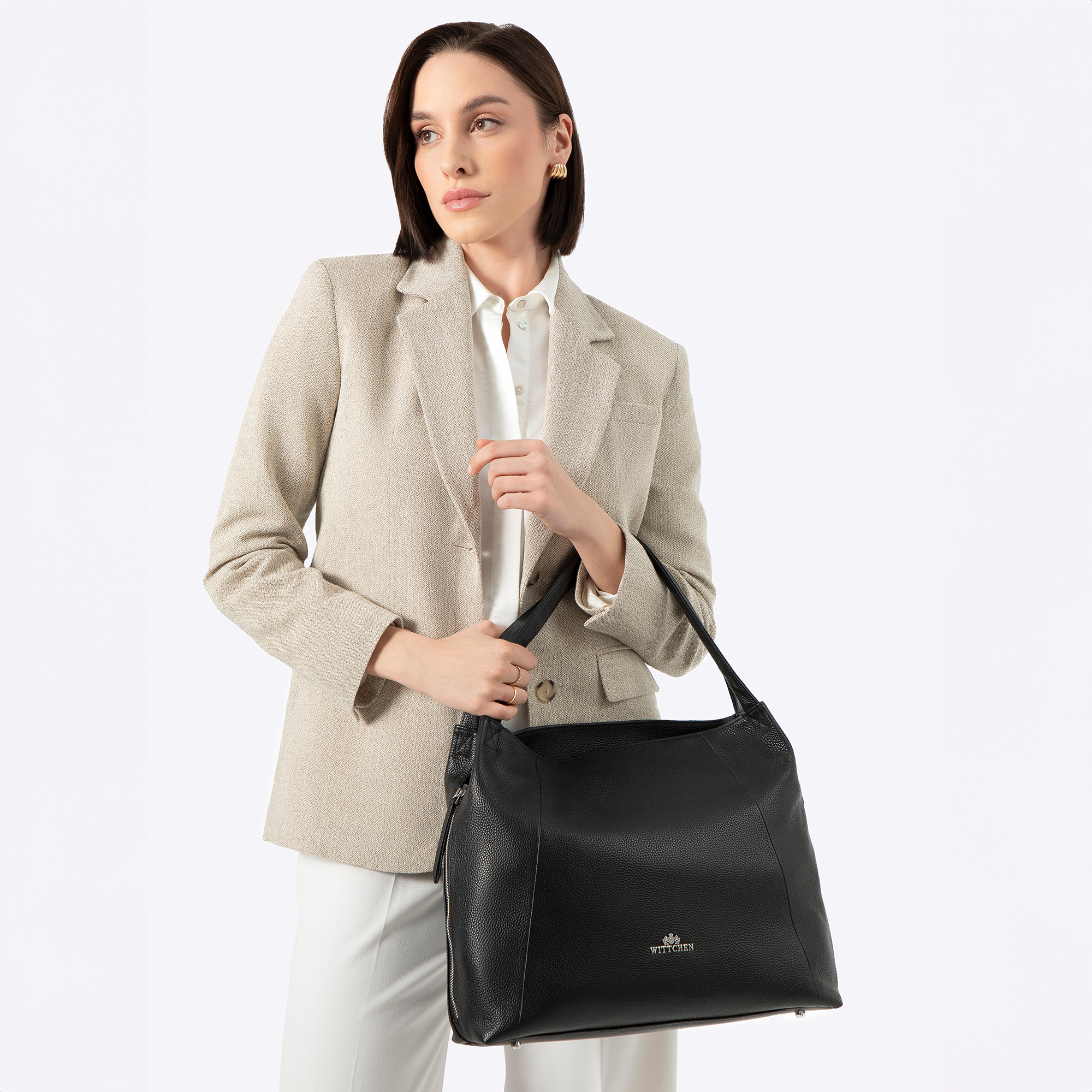 Dámska kabelka typu vak z kože čierno-strieborná 100-4E-626-1S