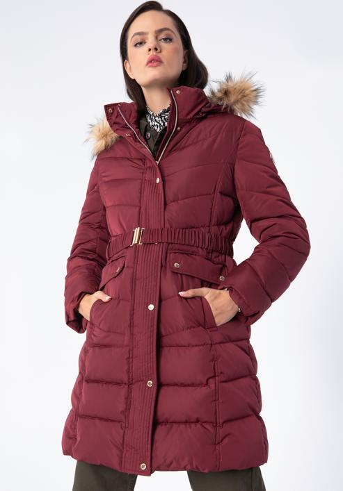 Damski płaszcz pikowany z paskiem, ciemny czerwony, 97-9D-900-3-2XL, Zdjęcie 2