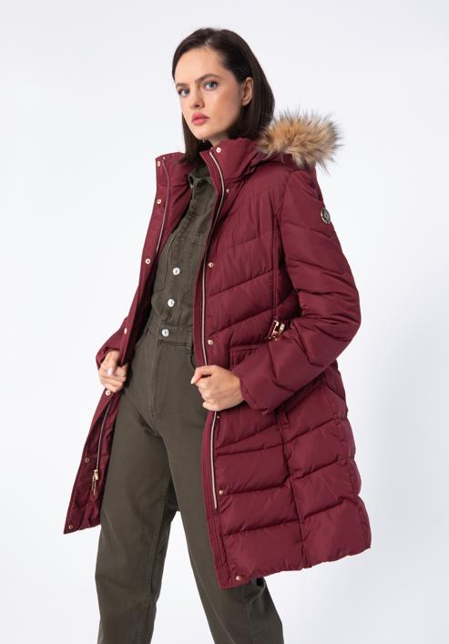 Damski płaszcz pikowany z paskiem, ciemny czerwony, 97-9D-900-3-M, Zdjęcie 3