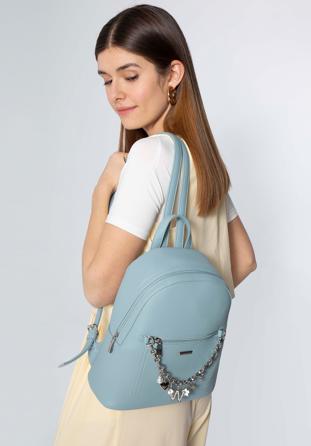 Damski plecak z ekoskóry z ozdobnym łańcuszkiem, niebieski, 98-4Y-505-N, Zdjęcie 1