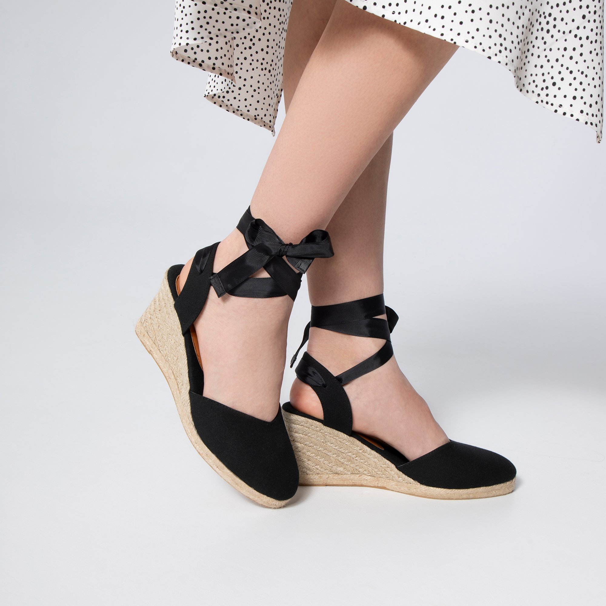 Dámske espadrilky s výrezom viazané 98-DP-801-1