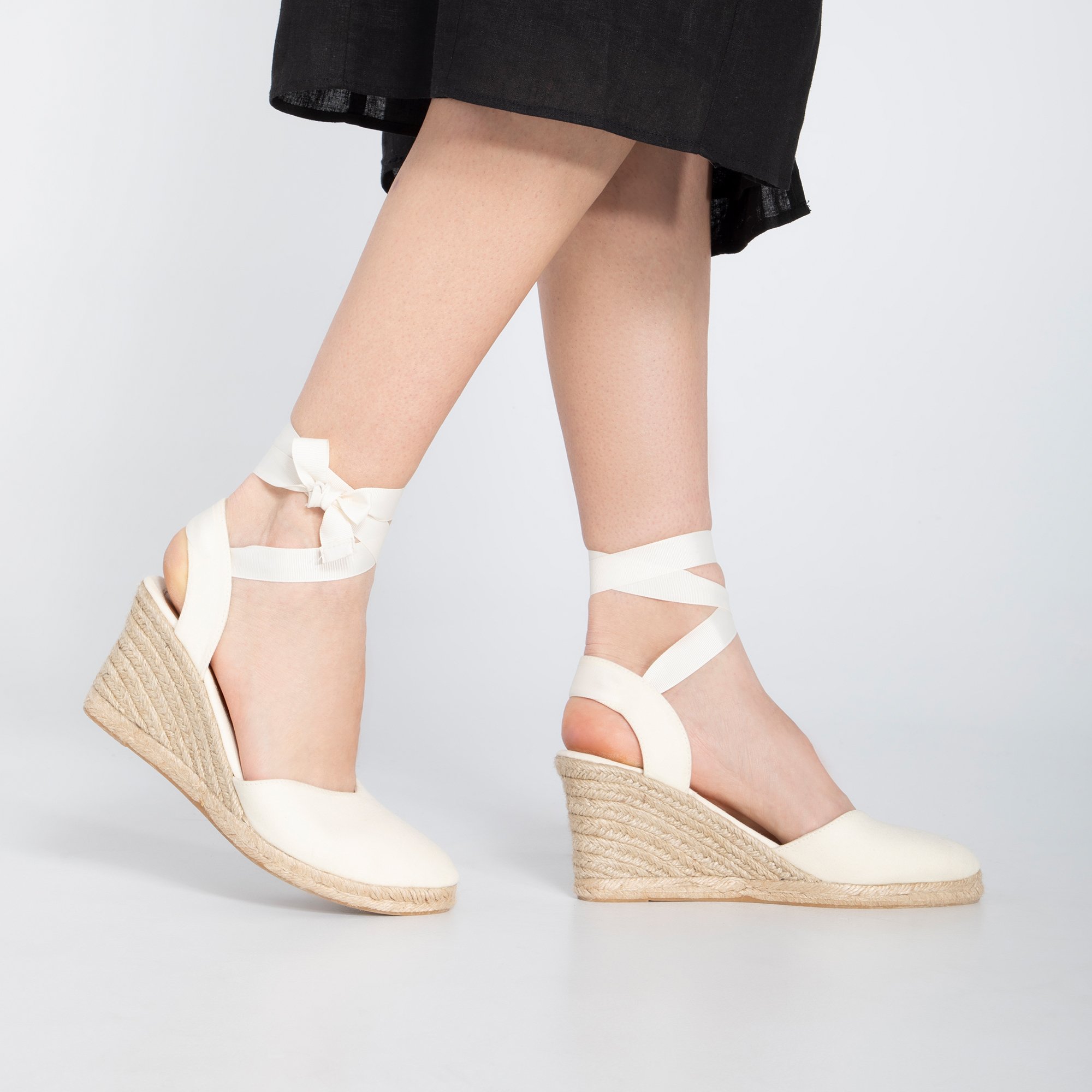 Dámske espadrilky s výrezom viazané 98-DP-801-9