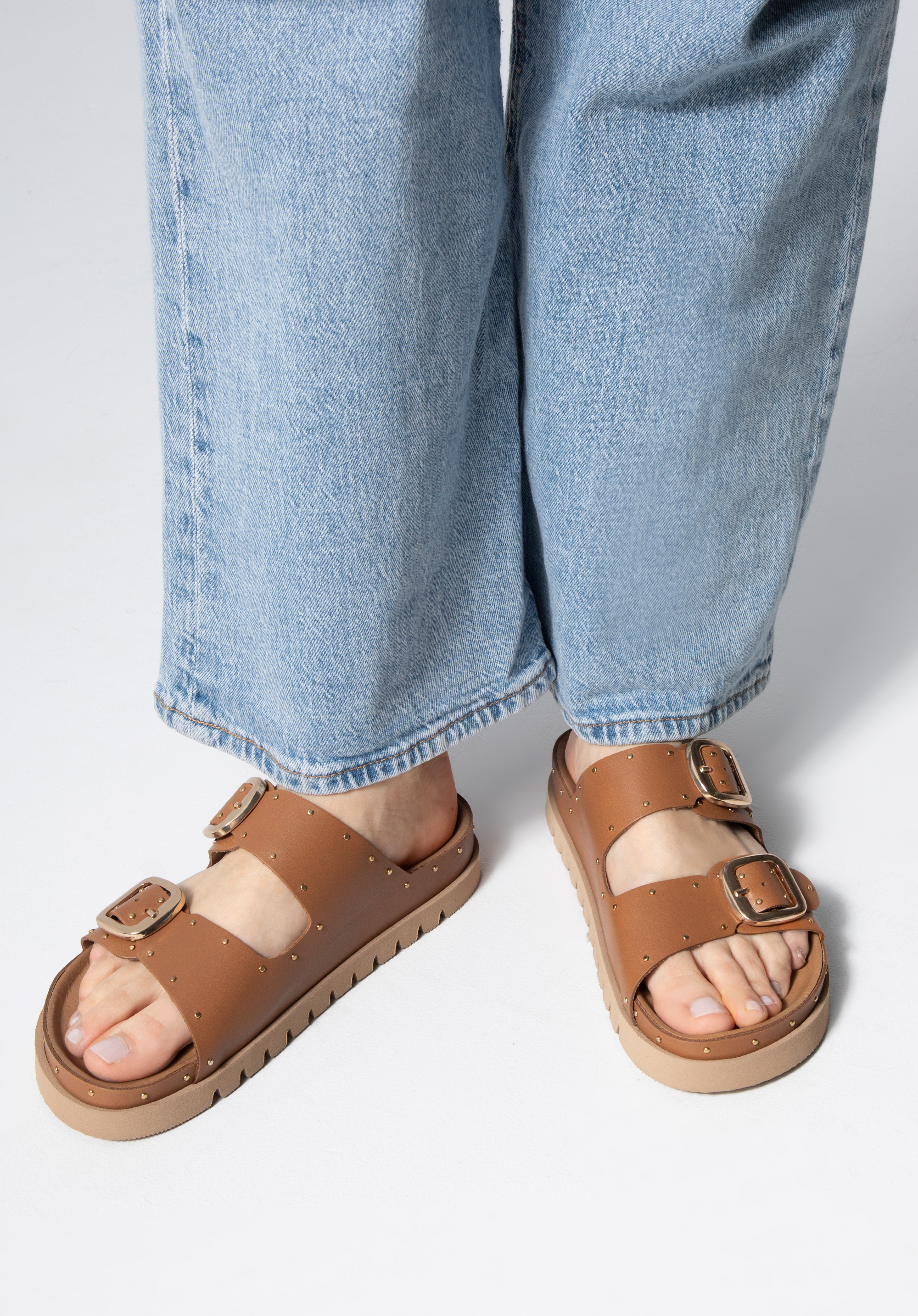 Damskie klapki skórzane z drobnymi nitami na platformie, brązowy, 98-D-500-5-35, Zdjęcie 1