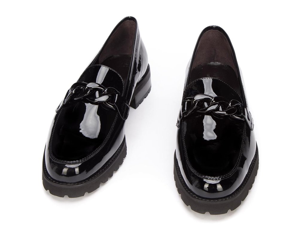 czarne mokasyny lakierki