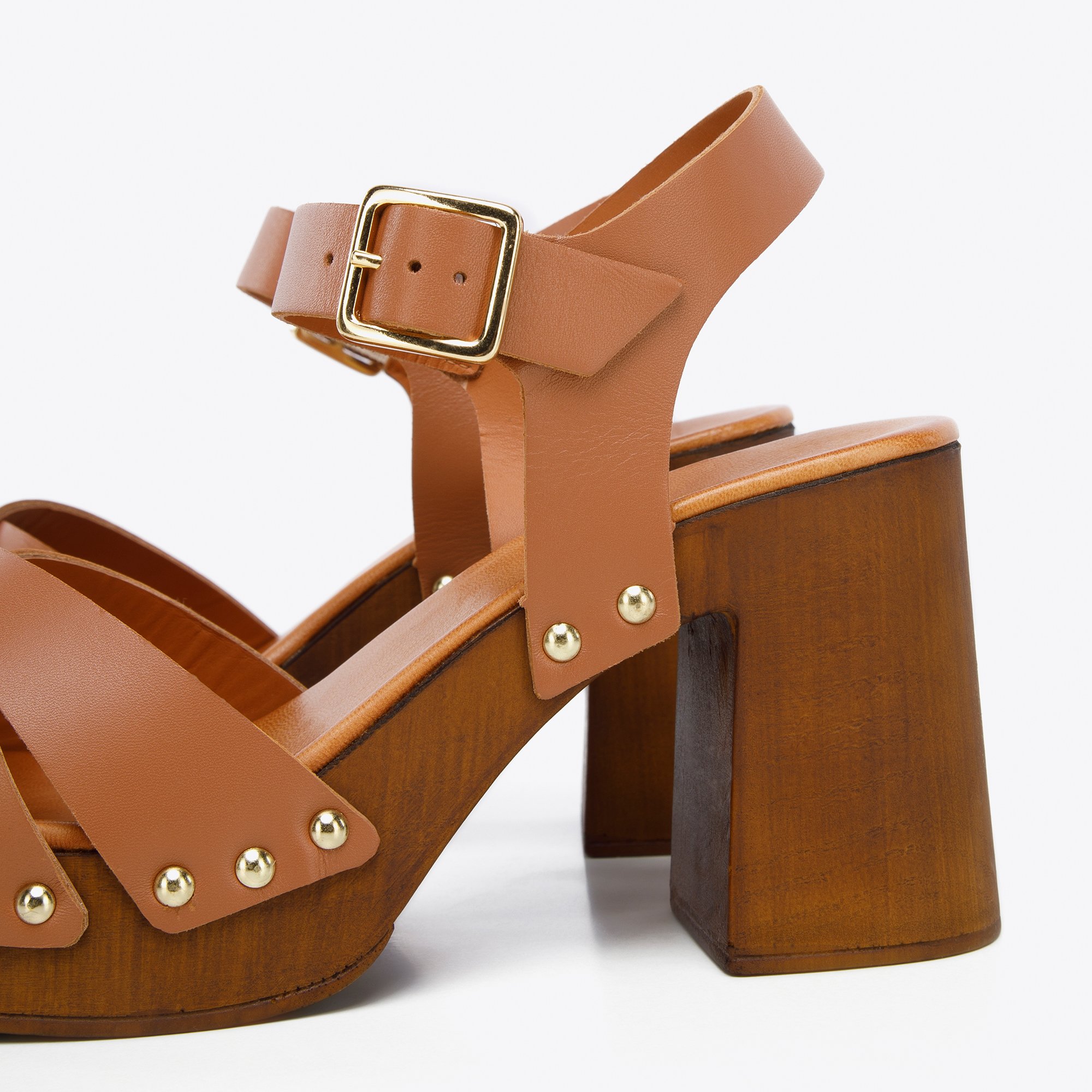 Dámske kožené sandále s krížovými remienkami 96-D-250-5