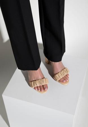 Damskie sandały z marszczonej skóry na słupku, beżowy, 94-D-804-9-35, Zdjęcie 1