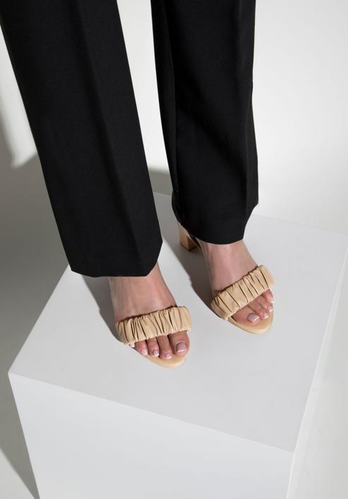 Damskie sandały z marszczonej skóry na słupku, beżowy, 94-D-804-9-37, Zdjęcie 15