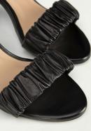 Damskie sandały z marszczonej skóry na słupku, czarny, 94-D-804-9-37, Zdjęcie 7