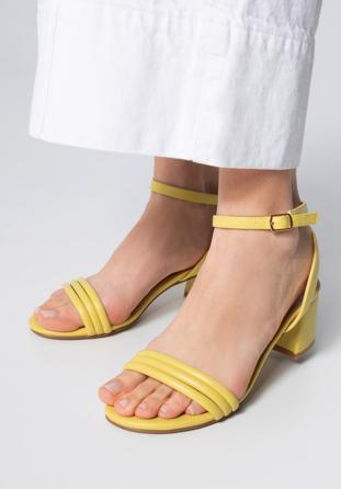 Damskie sandały z paskami na słupku, żółty, 98-DP-205-Y-40, Zdjęcie 1