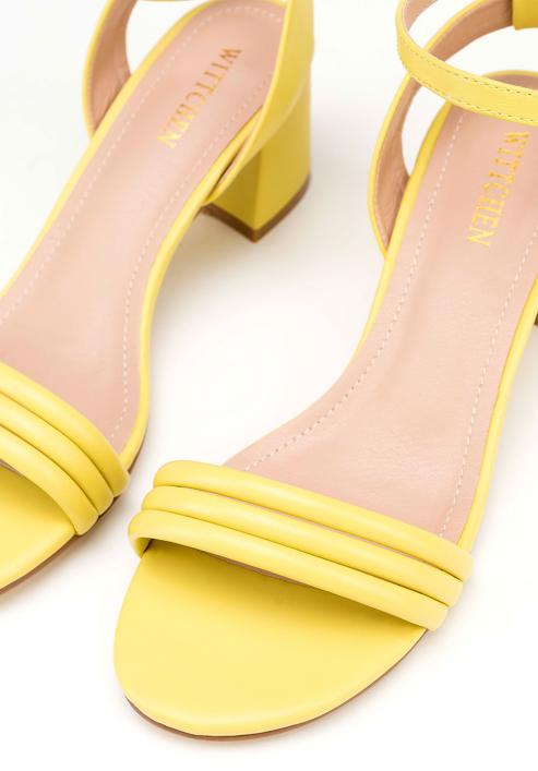 Damskie sandały z paskami na słupku, żółty, 98-DP-205-0-41, Zdjęcie 7
