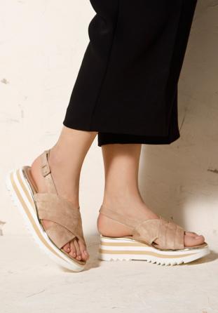Damskie sandały zamszowe na platformie w paski beżowo-białe