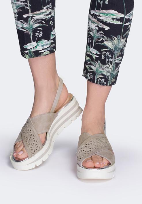 Damskie sandały zamszowe z ażurowym paskiem, szaro-biały, 88-D-110-9-39, Zdjęcie 7